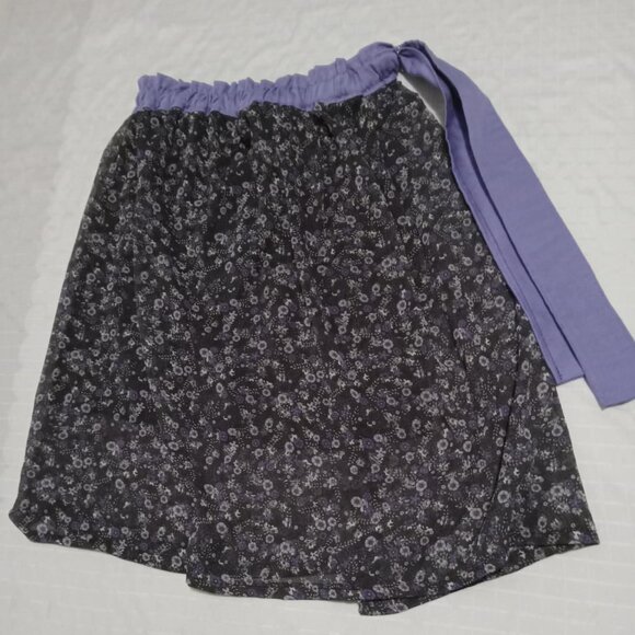 Pretty hand made floral silk skirt on a black background - Picture 3 of 6